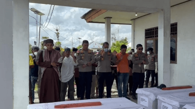 Tim Gabungan Ops Damai Cartenz Serahkan Jenazah Pendulang Emas Korban Kekejaman KKB