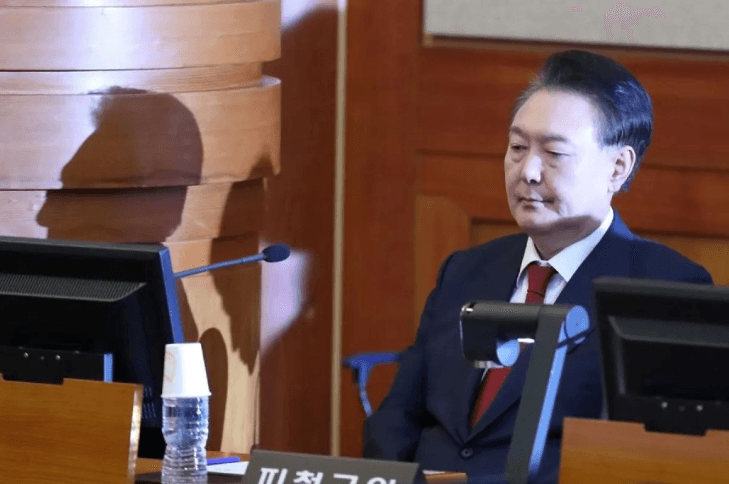 Yoon Suk-yeol Hadiri Sidang Perdana Dugaan Pemberontakan di Pengadilan Seoul