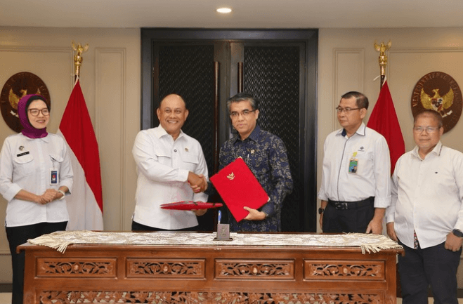 Menaker Teken MoU Dukung Program MBG, Targetkan Tenaga Kerja Sehat dan Produktif