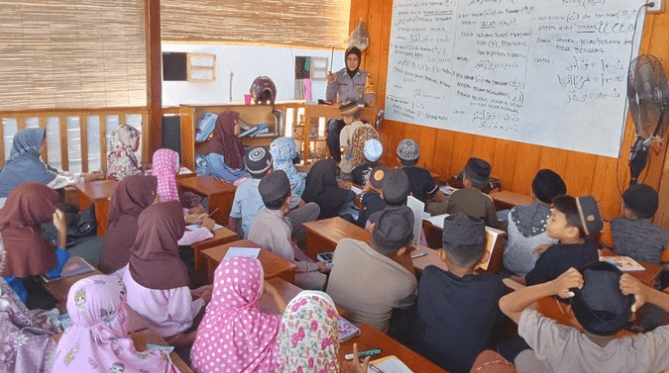 Aiptu Suhati Bangun Pondok Iqra dan Jadi Guru Ngaji Sukarela untuk Anak-Anak di Bone