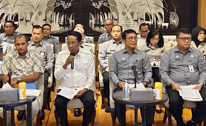 Kementerian Hukum Serahkan Buku Inventarisasi Regulasi Penghambat Investasi kepada Presiden