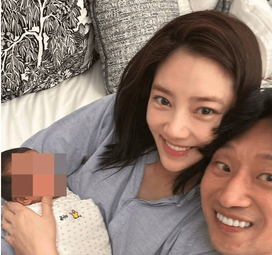Son Dam-bi ♥ Lee Kyu-hyuk, Penampilan Publik Pertama Putri Berusia 5 Hari
