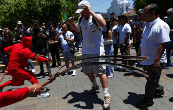 Tradisi Unik di Texistepeque: Pria Berkostum Setan Cambuk Warga Demi Tebus Dosa