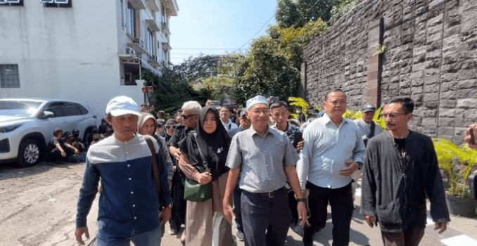 Massa TPUA Geruduk Rumah Jokowi di Solo, Tuntut Klarifikasi Ijazah Asli