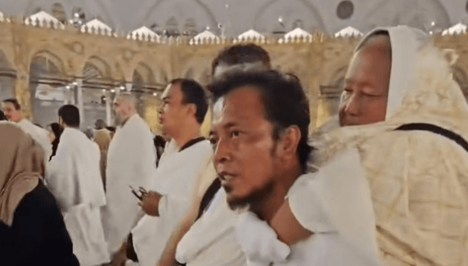 Viral! Pria Asal Pasuruan Gendong Ibunya Saat Tawaf di Makkah, Wujud Bakti Anak di Tanah Suci