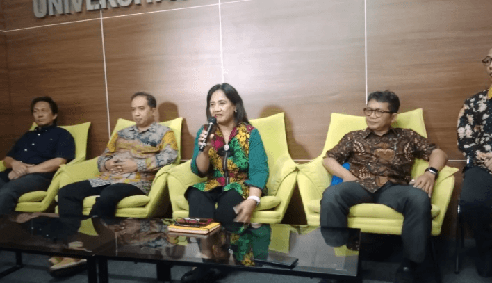 UGM Tegaskan Status Akademik Jokowi Sah, Katy Perry Mendarat dari Wisata Antariksa