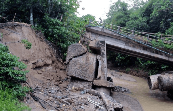 Jembatan Penghubung Pulubala–Tibawa di Gorontalo Ambruk