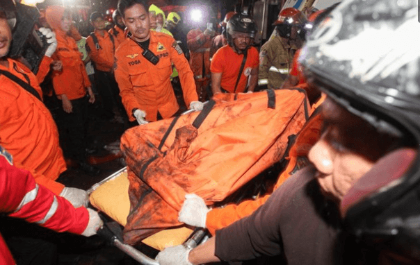 Dua Penghuni Tewas dalam Kebakaran Ruko di Surabaya, Belasan Unit Damkar Dikerahkan