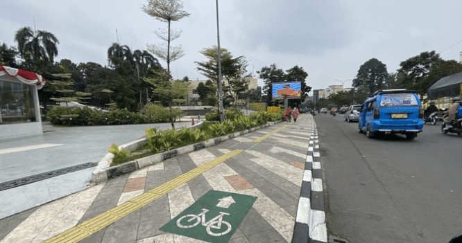 Viral Jalur Sepeda di Atas Trotoar Margonda Depok, Warga Sebut Hanya Hiasan