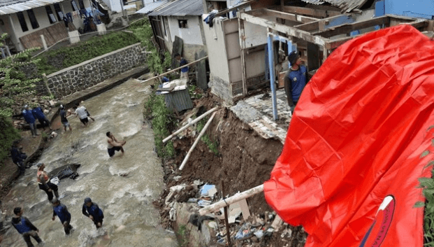 Nenek 61 Tahun Tertimbun Longsor di Bantaran Sungai Cipakancilan, Siswi SMP Alami Luka-Luka
