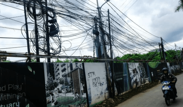 Kabel Semrawut di Kuningan Disindir Jadi 'Instalasi Seni', Warga Khawatir Soal Keamanan