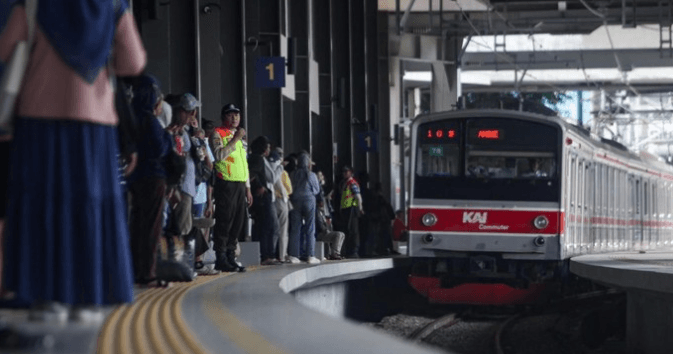 Truk Mogok di Pelintasan Rel, Perjalanan KRL Tangerang Sempat Terganggu