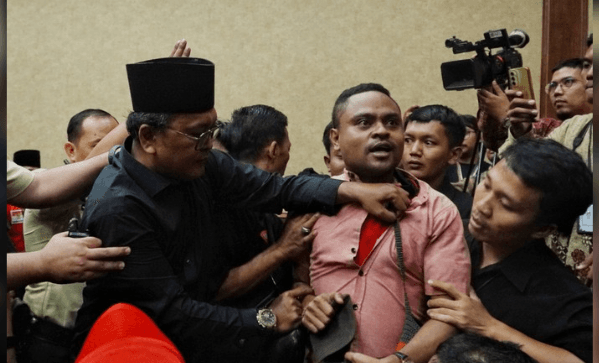 Dianggap Penyusup, Seorang Pria Diusir dari Ruang Sidang Hasto Kristiyanto