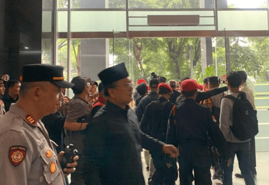 Ricuh Jelang Sidang Hasto, Guntur Romli Tuding Ada Penyusup di Ruang Sidang