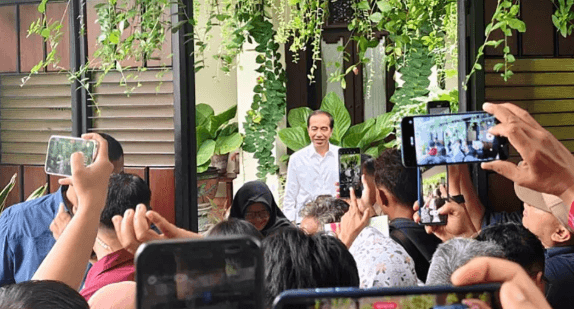 Presiden Jokowi Tegaskan Tak Wajib Tunjukkan Ijazah, DPR Desak Perlindungan WNI di AS