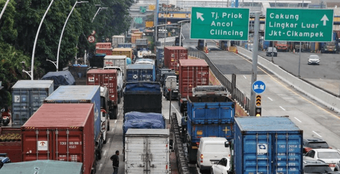 Aktivitas Bongkar Muat Tinggi Sebabkan Kemacetan Parah di Jalan Yos Sudarso