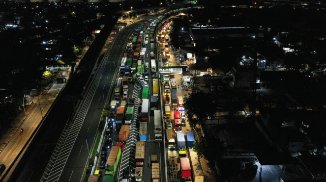 Ratusan Truk Terjebak, Delapan Ruas Jalan dan Empat Pintu Tol Masih Macet