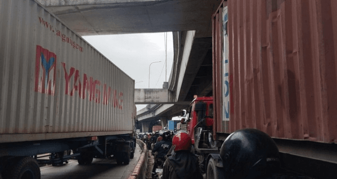 Jalan Yos Sudarso Kembali Macet Arah Pelabuhan Priok, Truk Kontainer Penuhi Ruas Jalan