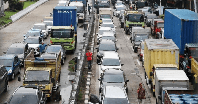 Aktivitas Bongkar Muat Naik Drastis, Truk Menumpuk di Akses Menuju Pelabuhan