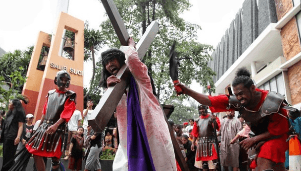 Visualisasi Jalan Salib di Gereja Salib Suci Cilincing Warnai Ibadah Jumat Agung 2025