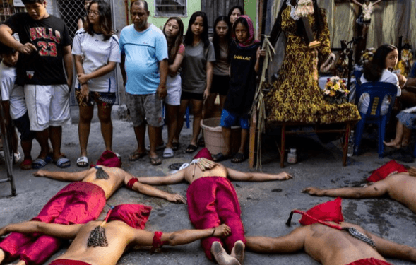 Umat Katolik di Filipina Peringati Kamis Putih dengan Pencambukan Diri dan Prosesi Religius
