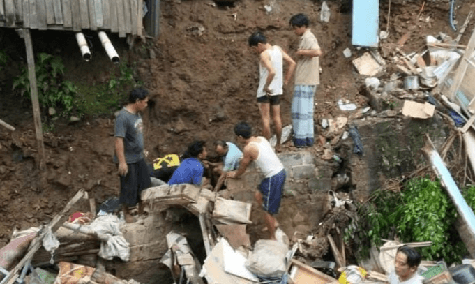 Rumah di Tepi Sungai Cipakancilan Ambruk karena Longsor, Nenek Selamat Berkat Tertimpa Kasur