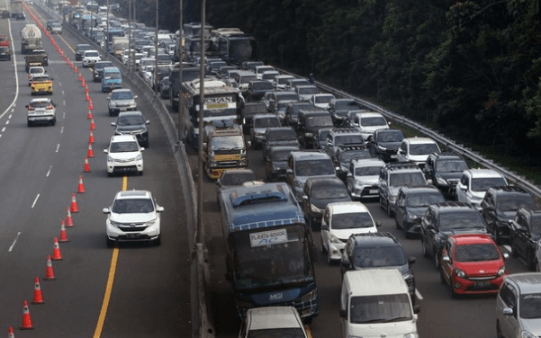Jalur Puncak Padat Saat Libur Panjang, Polisi Terapkan Rekayasa Lalu Lintas