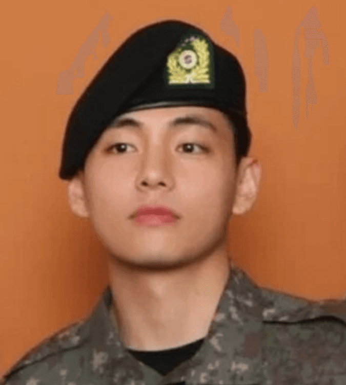 V BTS Raih Penghargaan Polisi Militer Teladan Meski Mengalami Cedera