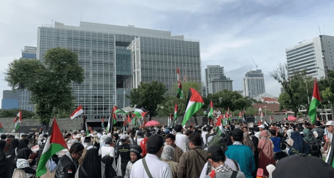 Massa Gelar Aksi Bela Palestina di Depan Kedubes AS