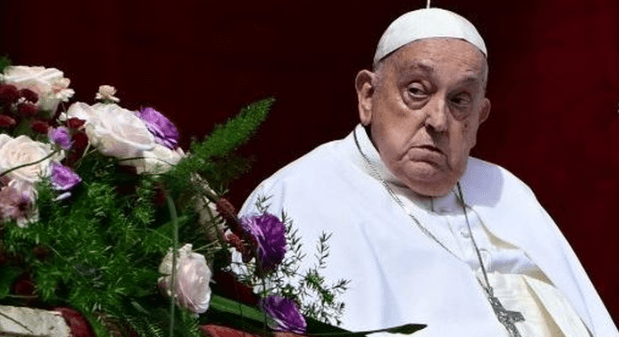Sapa Umat di Lapangan Santo Petrus, Paus Fransiskus Ucapkan Selamat Paskah