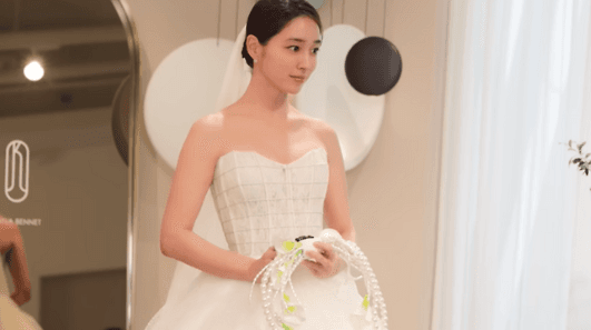 Kenakan Gaun Favorit dan Bahas Tren Pernikahan, Lee Min-jung Tuai Pujian