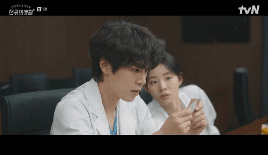 Kang Yoo-seok Curi Perhatian Lewat Peran ‘Raja Kebaikan’ di Drama ‘Wise Resident’