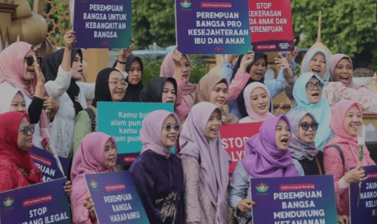 Sambut Hari Kartini dengan Berkebaya di Tengah Hari Bebas Kendaraan