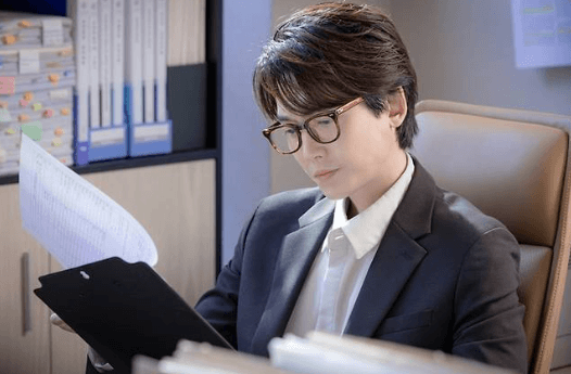 Jung Kyung-ho Muncul sebagai Kim Jun-wan di 'Someday, I Will Be a Wise Resident', Tanda Dimulainya Ekspansi Dunia Yulje
