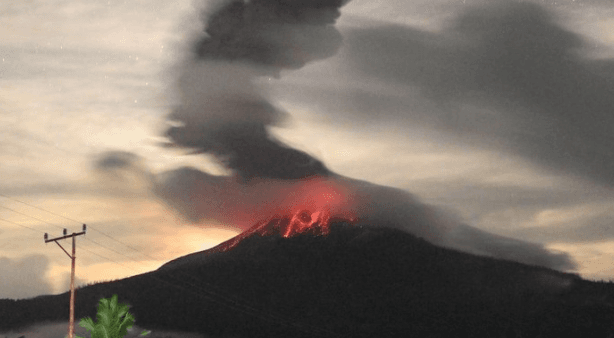 Gunung Lewotobi Meletus 13 Kali, Dentuman Keras Terdengar hingga Larantuka
