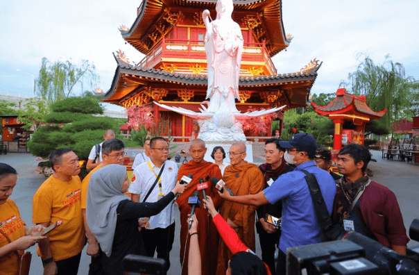 Nono Sampono Apresiasi 38 Bhikkhu Thudong yang Sempatkan Doa Bersama di PIK