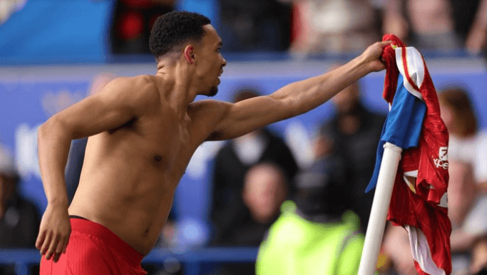 Bungkam Soal Masa Depan, Alexander-Arnold Fokus Bawa Liverpool Juara