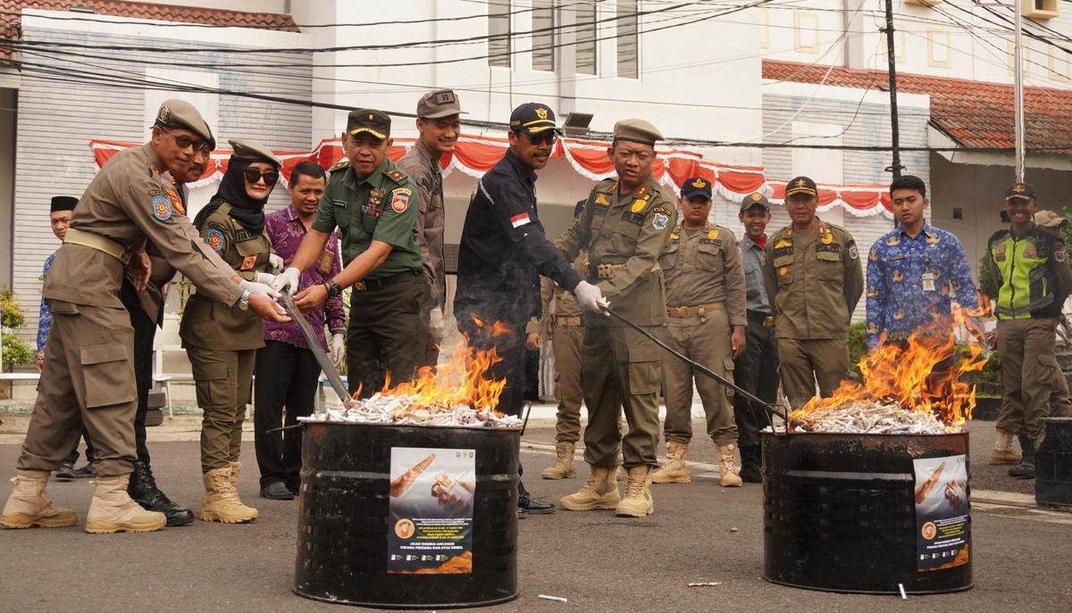 Bea Cukai dan Pemkot Tegal Musnahkan Belasan Ribu Batang Rokok Ilegal