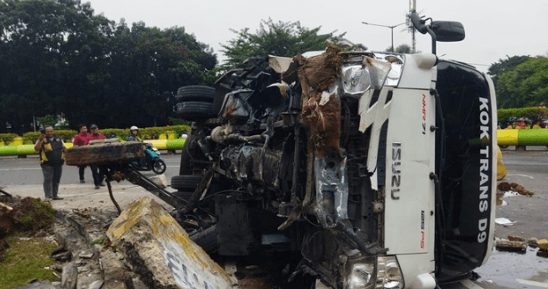 Terguling Dekat U-Turn, Polisi dan Dishub Langsung Tangani Lalu Lintas