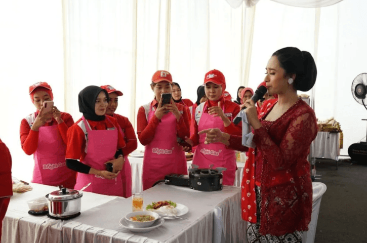 Pertamina Beri Penghargaan Operator SPBU Perempuan di Kediri pada Hari Kartini