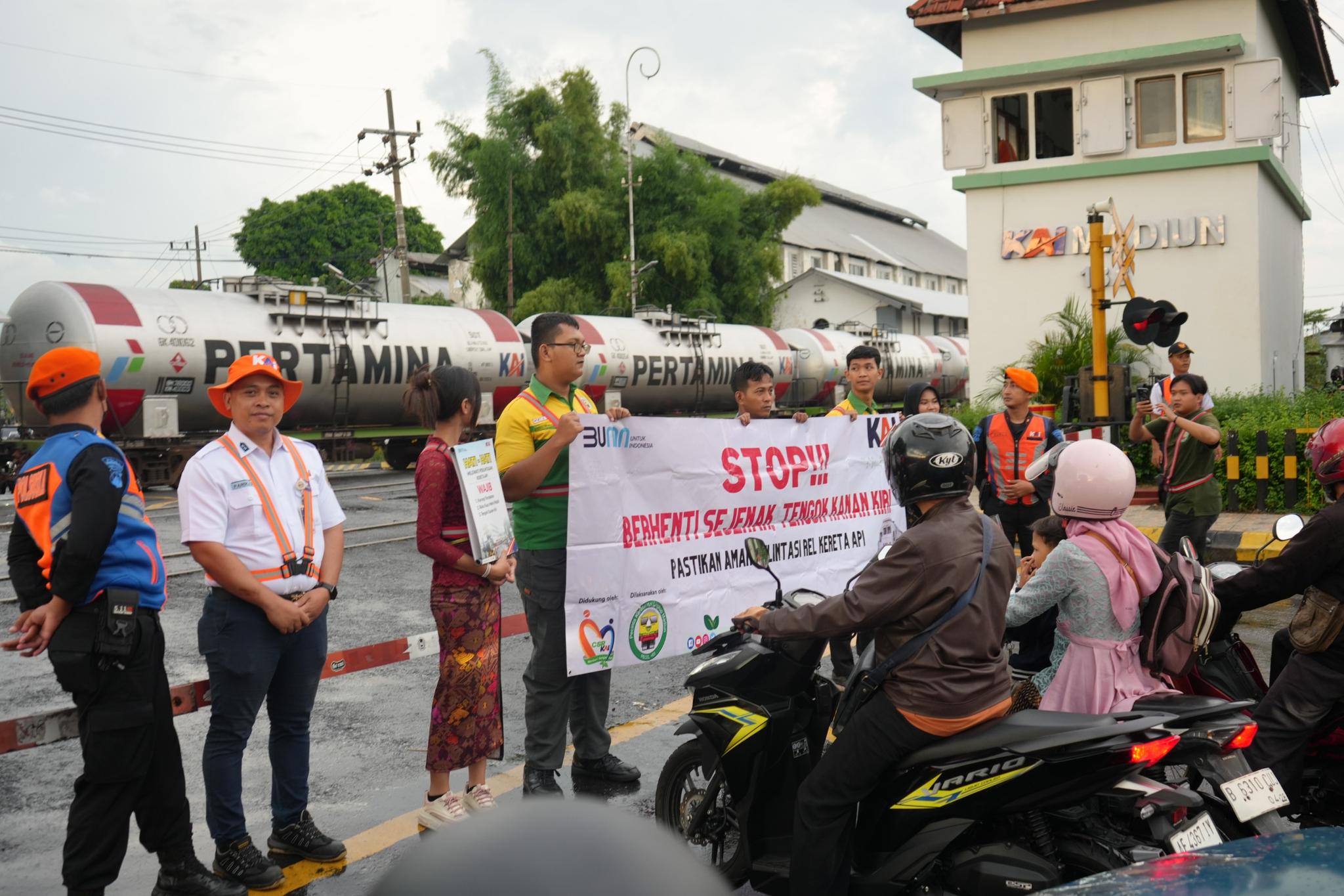 Unik! Peringatan Hari Kartini, KAI Daop 7 Madiun Laksanakan Sosialisasi Keselamatan Perjalanan KA di Perlintasan