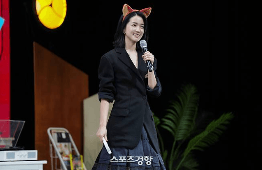 We Tell: Fan Meeting Solo Pertama Kim Tae-ri Berlangsung Intim dan Personal