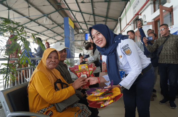 PT Kereta Api Indonesia (KAI) Daop 7 Madiun Membagikan Suvenir Spesial Kepada Penumpang Perempuan Dalam Rangka Memperingati H
