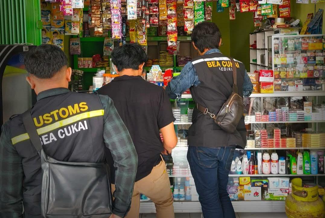 Bea Cukai Gencarkan Operasi Rokok Ilegal di Labuan Bajo dan Kediri