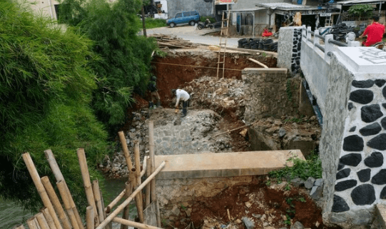 Antisipasi Longsor, Pemerintah Perbaiki Turap Kali Angke di Perbatasan Depok-Bogor