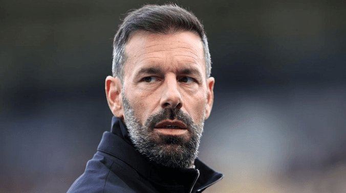 Terdegradasi, Leicester Evaluasi Masa Depan Van Nistelrooy