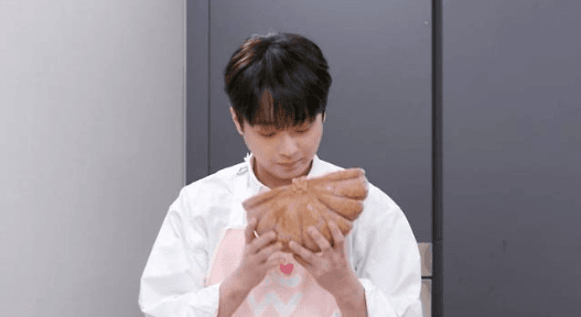 Lee Chan-won Masak Penuh Cinta untuk Guru SMA yang Telah Menjadi Bagian Hidupnya Selama 12 Tahun