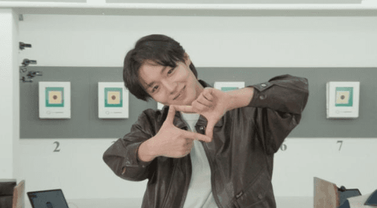 Park Ji-hoon Tunjukkan Sisi Militeris dan Pesona Kocaknya di “Churai Churai” Bareng Yoo Soo-bin