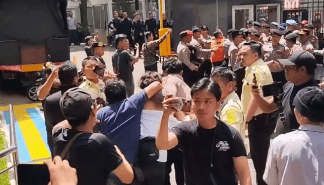 Hukum Kemarin: Pagar Laut Bekasi Tak Ada Penahanan, Sidang Hasto Tegang, Ormas Minta THR Dikecam