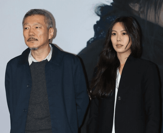 Tertangkap Kamera Bersama Anak, Pasangan Hong Sang-soo dan Kim Min-hee Muncul di Publik